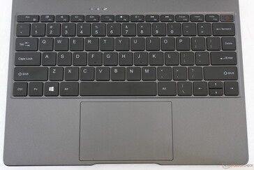 Tastatur mit Hintergrundbeleuchtung. Die Tastenkappen sind groß und mit gut lesbarer Schrift