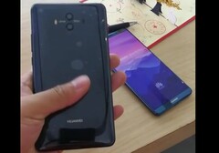 Etwas unscharf, aber man erkennt das Mate 10 und das Pro-Modell nebeneinander.