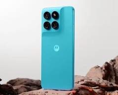 Das Moto G47 Power packt einen 7.000 mAh Akku in ein buntes Gehäuse.