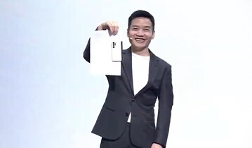 Kein Spalt, wie Oppos Pete Lau hier demonstriert.