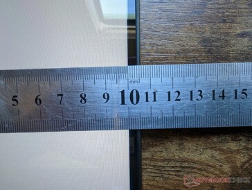 Die seitlichen Displayränder sind viel schmaler als der obere und untere Rand.