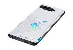 Das Asus ROG Phone 5 wird offenbar auch in Weiß angeboten, und macht damit eine durchaus gute Figur. (Bild: Ishan Agarwal)