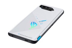 Das Asus ROG Phone 5 wird offenbar auch in Weiß angeboten, und macht damit eine durchaus gute Figur. (Bild: Ishan Agarwal)