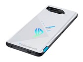 Das Asus ROG Phone 5 wird offenbar auch in Weiß angeboten, und macht damit eine durchaus gute Figur. (Bild: Ishan Agarwal)