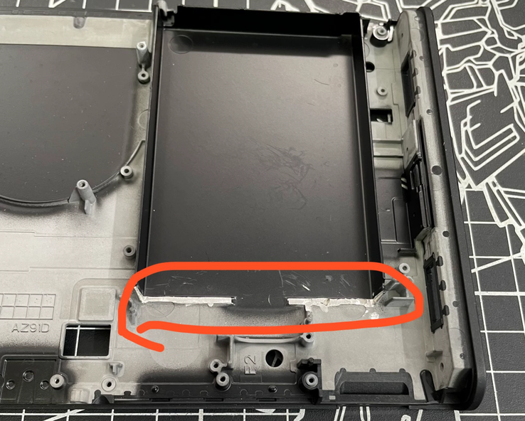 Der Bereich, der bei einer Switch 2 herausgeschnitten werden muss, damit der neue Akku hineinpasst.