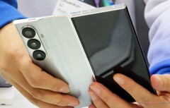 Das Tecno Phantom Ultimate 2 kombiniert ein Falt-Display mit gleich zwei Scharnieren. (Bildquelle: Alexander Fagot, Notebookcheck)