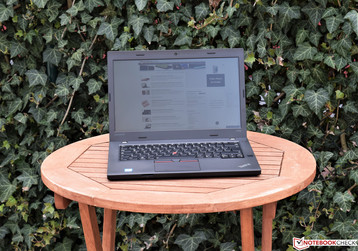 Das Lenovo ThinkPad T470p im Schatten.