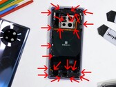 Huawei Mate 30 Pro bei JerryRigEverything im Teardown-Video.
