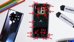 Huawei Mate 30 Pro bei JerryRigEverything im Teardown-Video.