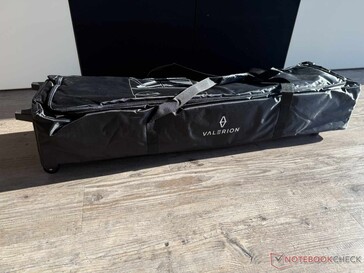 Die Outdoor-Leinwand ist in einer Tasche mit Transportrollen verpackt.