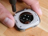 Die Apple Watch Ultra kann dank einiger Schrauben geöffnet werden, Reparaturen bleiben aber schwierig. (Bild: iFixit)