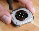 Die Apple Watch Ultra kann dank einiger Schrauben geöffnet werden, Reparaturen bleiben aber schwierig. (Bild: iFixit)