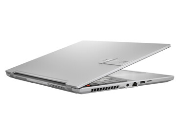 Das Vivobook Pro 15X in silber von der Seite (Bild: Asus)