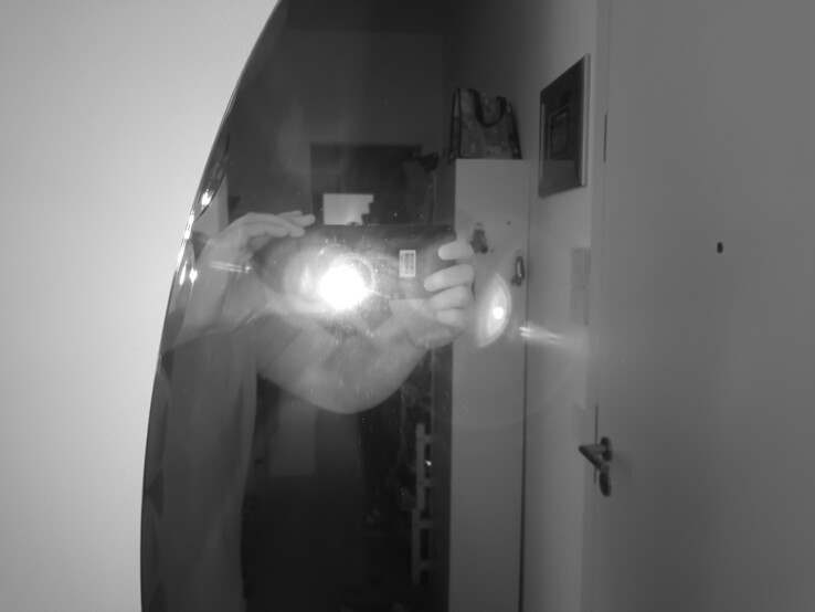 Im Spiegel sieht man, dass das Infrarotlicht für die Nachtsicht wie ein Blitz wirkt.