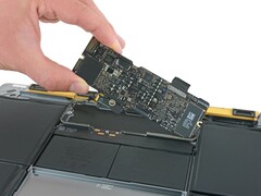 Die nächste Generation des 12 Zoll MacBook könnte ein noch kleineres Mainboard erhalten. (Bild: iFixit)