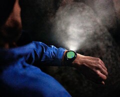 Die Garmin Fenix 7 Pro besitzt eine integrierte LED-Taschenlampe.