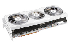Die neue PowerColor Hellhound Radeon RX 7900 XTX setzt auf ein weißes Mainboard. (Bild: PowerColor)