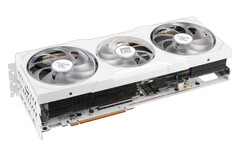 Die neue PowerColor Hellhound Radeon RX 7900 XTX setzt auf ein weißes Mainboard. (Bild: PowerColor)