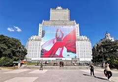 Größer geht nimmer: Das Huawei-Werbeplakat am Plaza de Espagña in Madrid ist unübersehbar.