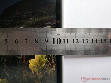 Schmale Seitenränder im Vergleich zum breiten unteren und oberen Rahmen