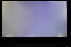 Helligkeit erhöht um das Backlight-Bleeding hervorzuheben