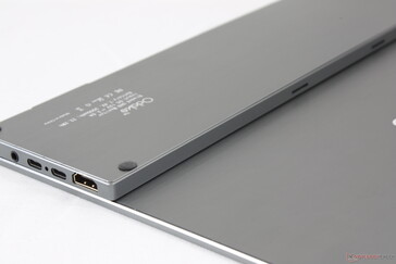 2x Micro-USB, 3x Knöpfe für die Lautstärke und die Bedienung des Menüs