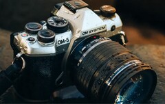 OM System legt die OM-5 mit USB-C und Ergonomie-Verbesserungen neu auf. (Bildquelle: OM System)