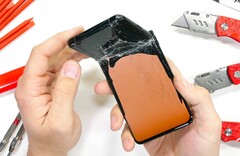 Das OnePlus 10 Pro zerbricht unter Druck, im Gegensatz zu vielen Konkurrenten. (Bild: JerryRigEverything)