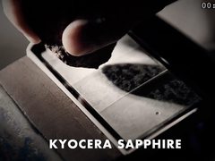 Saphirglas lässt sich auch von einem Stein nicht zerkratzen (Bild: Eigenes, aus dem Kyocera-Clip)