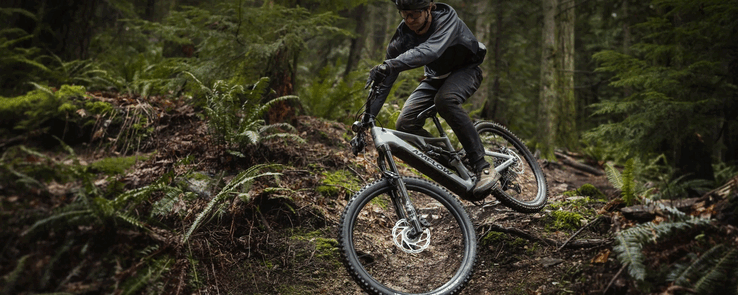 Beim Sprung im Trail: Das Amflow PR Carbon Pro