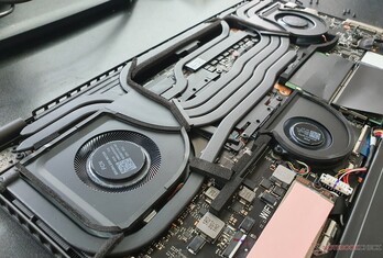 drei Lüfter (für GPU, CPU und fürs System), fünf Heatpipes, Liquid Metal & ein gelenkter Luftstrom