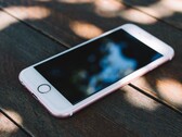 Wer nach wie vor ein iPhone 6s oder ein SE der ersten Generation nutzt, der bekommt nächstes Jahr zusätzlichen Anreiz zum Upgrade. (Bild: Olia Nayda)