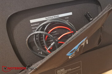 Kabel werden in der Tasche des Panels aufbewahrt