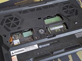 Raider 16 HX Max mit entfernter Serviceklappe an der Unterseite, wodurch die SODIMM- und SSD-Steckplätze sichtbar werden