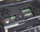 Raider 16 HX Max mit entfernter Serviceklappe an der Unterseite, wodurch die SODIMM- und SSD-Steckplätze sichtbar werden