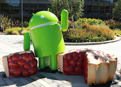 Google enthüllt die neue Android Pie Figur auf dem Googleplex.