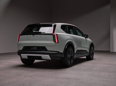 Volvo EX60: Selbstbewusster Auftritt des neuen Premium-Elektro-SUV. Das schwedische E-SUV-Modell fordert mit innovativer Elektroauto-Technik die deutsche Konkurrenz heraus (Bild: Volvo).