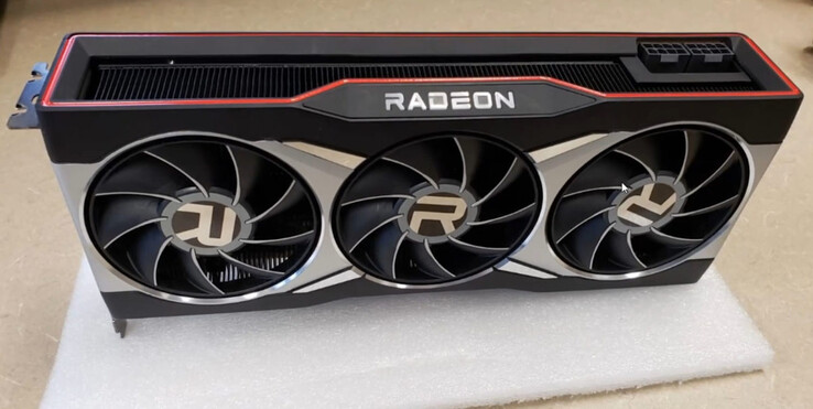 Dieses Hands-on-Foto der möglichen AMD Radeon RX 6900 passt zum Render-Bild, das AMD selbst veröffentlicht hat. (Bild: JayzTwoCents, YouTube)