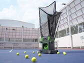 Der Acemate S10 Pro Tennisroboter kann auf Sand-, Rasen- und Hartplätzen Trainingsbälle zuspielen, Ballwechsel durchführen und Rückschläge auffangen.