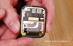 Die Apple Watch Series 7 kam später als erwartet auf den Markt, da es Probleme bei der Fertigung der neuen Displays gab. (Bild: iFixit)