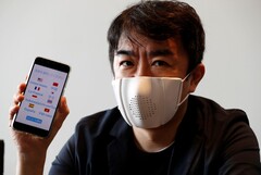 Der Schöpfer der C-Mask mit App-Anbindung: Andere schützen und parallel übersetzen und transkribieren. (Bild: Reuters)