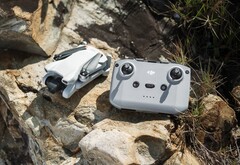 Die DJI Mini 3 ist ebenso kompakt wie die Mini 3 Pro, die Akkulaufzeit fällt sogar etwas länger aus. (Bild: DJI)