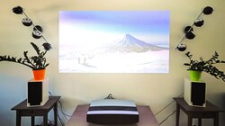 Der Xgimi Aura liefert insgesamt eine gute Bildqualität, besonders bei nicht völlig dunklen Räumen und ohne Leinwand reicht der Kontrast aber für ein knackiges Bild kaum aus.