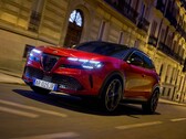 Der Alfa Romeo Junior wird im Modelljahr 2026 mit überarbeiteter Ausstattungsstruktur und starkem Fokus auf die Elettrica- und Ibrida-Modelle positioniert (Bild: Alfa Romeo).