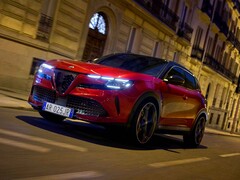 Der Alfa Romeo Junior wird im Modelljahr 2026 mit überarbeiteter Ausstattungsstruktur und starkem Fokus auf die Elettrica- und Ibrida-Modelle positioniert (Bild: Alfa Romeo).