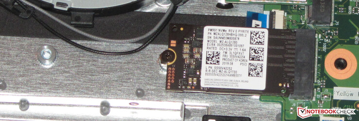 Eine SSD (M.2-2242-Format) dient als Systemlaufwerk. Es können auch M.2-2280-Modelle verbaut werden. Der Haltepfosten der SSD kann entsprechend versetzt werden.