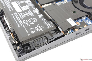 Nach unten gerichtete Stereolautsprecher (2x 2W) in den vorderen Ecken