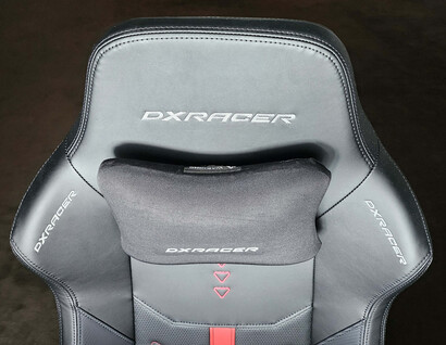 Das Kopfkissen hält magnetisch und verrutscht nicht so leicht (Bildquelle: Marc Zander, Notebookcheck)