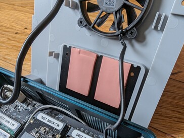Jeder SSD-Slot hat ein eigenes Kühl-Pad; beide Pads sind wiederum mit einem größeren Lüfter verbunden