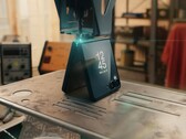 Spider-Man fertigt sein eigenes Galaxy Z Flip 8 an